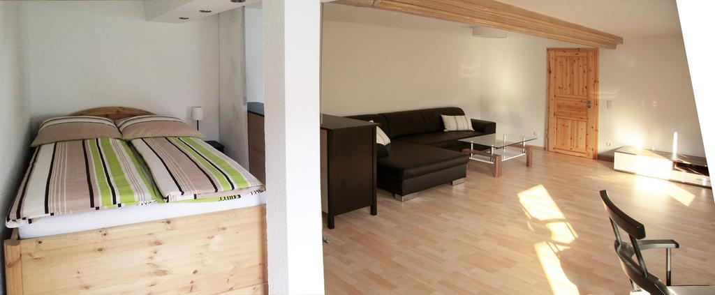 3 Seiten Ferienwohnung Йена Стая снимка