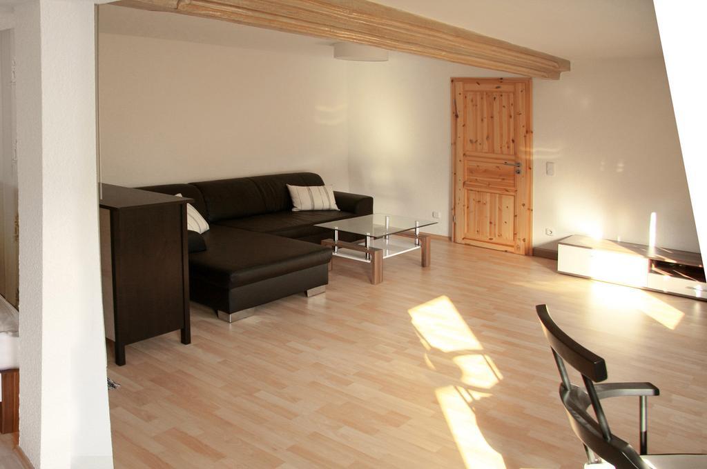 3 Seiten Ferienwohnung Йена Стая снимка