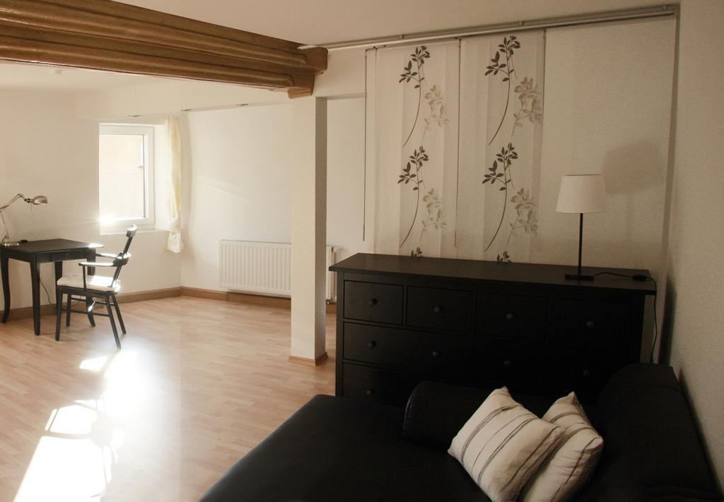 3 Seiten Ferienwohnung Йена Стая снимка