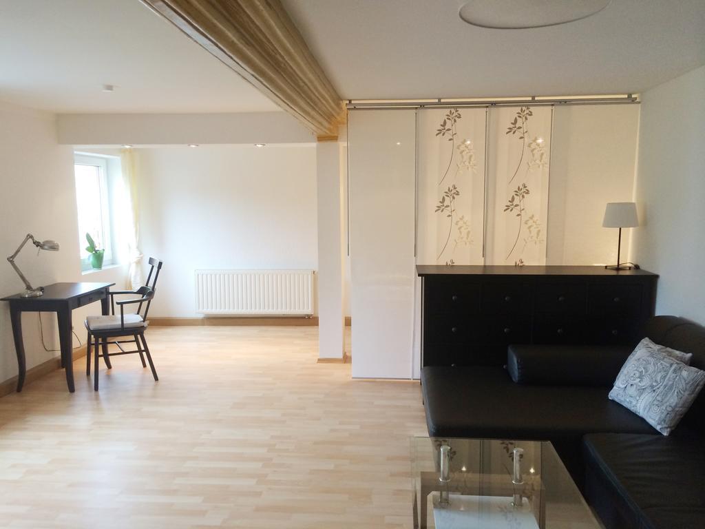 3 Seiten Ferienwohnung Йена Стая снимка