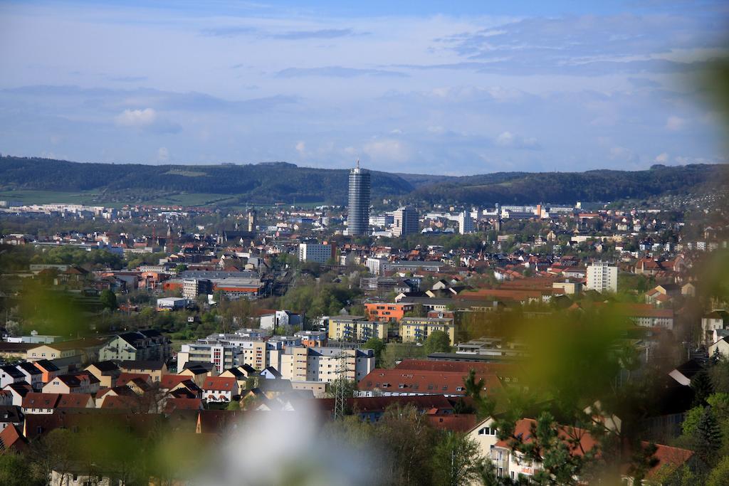 3 Seiten Ferienwohnung Йена Стая снимка